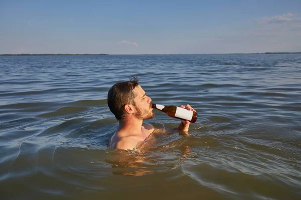 Playa de verano bebiendo cerveza y nadando — Foto de Stock