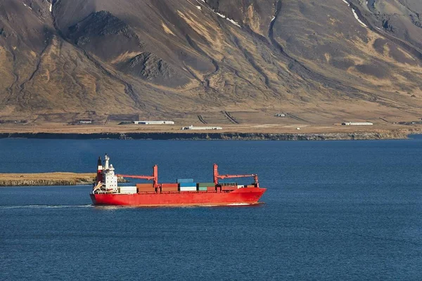 Контейнерное судно в Исландии — стоковое фото