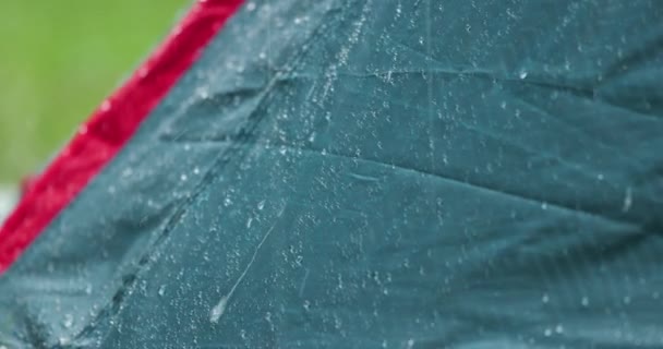 Rain falling on tents — Stock Video