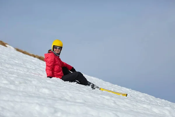 Skifahrer rastet auf der Piste aus — Stockfoto