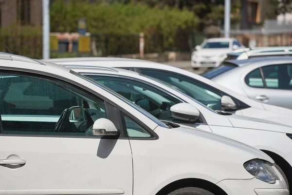 Auto's geparkeerd in een rij — Stockfoto