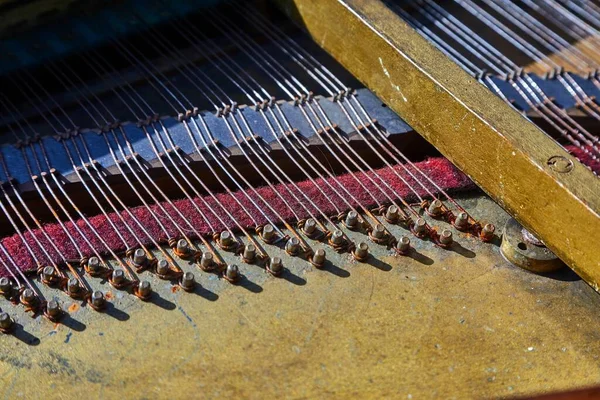 Pièces d'intérieur pour piano ancien — Photo