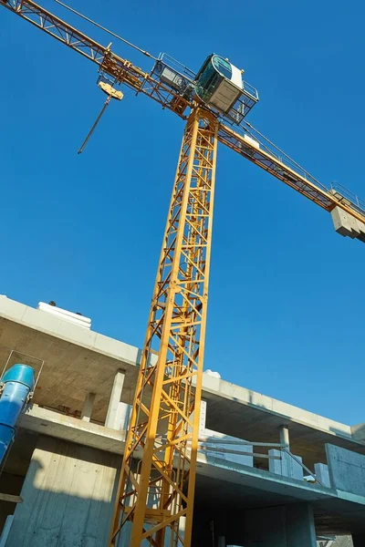 Construcción de edificios urbanos con grúa —  Fotos de Stock