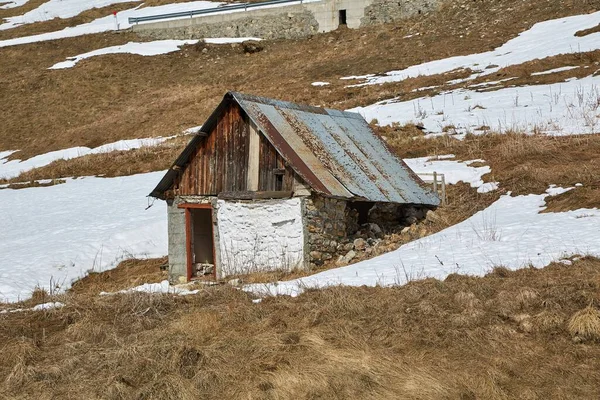 Cabana em uma encosta alpina — Fotografia de Stock