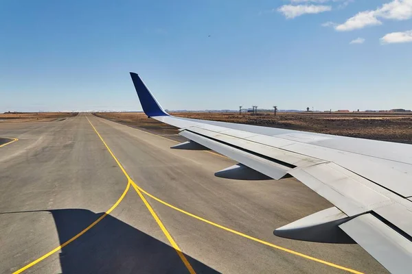 Ala de avión desde la ventana antes del despegue —  Fotos de Stock