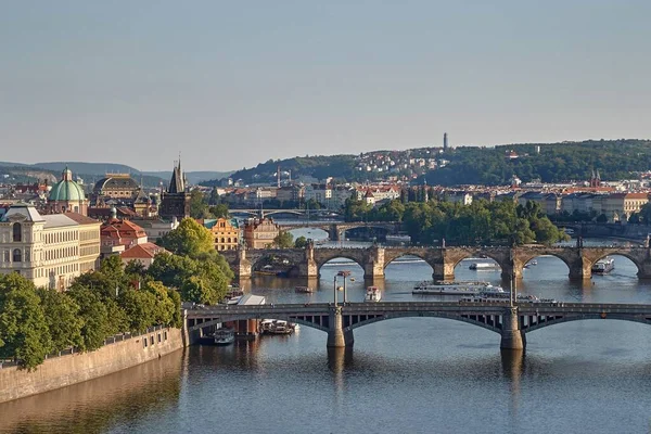 Praha, Vltava, Lodě a mosty — Stock fotografie
