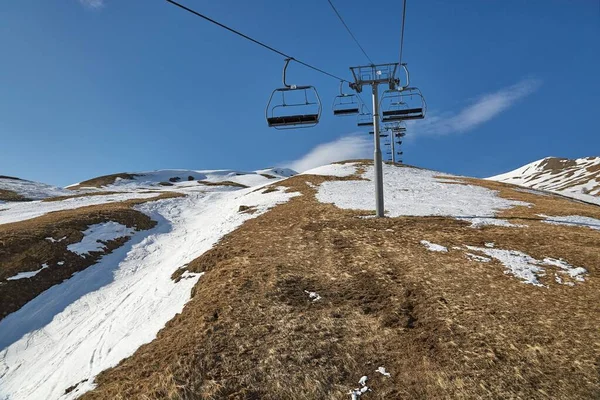 Kar yağmayan bir kayak merkezinde kayak kaldırma. — Stok fotoğraf