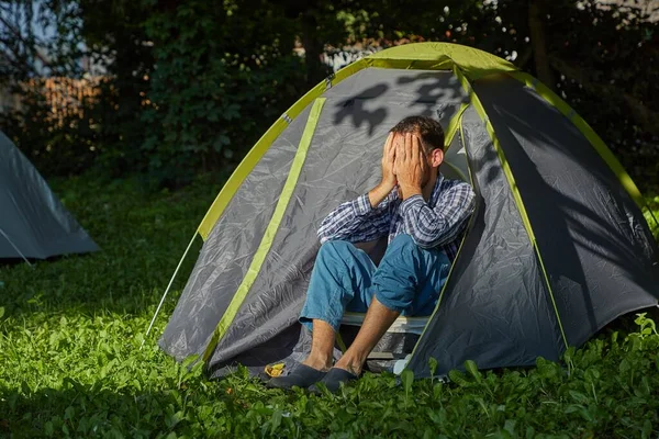 Sömnig morgon i tält — Stockfoto