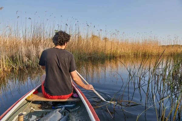 Tour in canoa di fronte ad acque ricoperte di vegetazione — Foto Stock