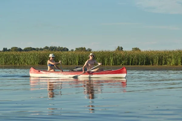 Canoeing in a natural environment — Stock Photo, Image