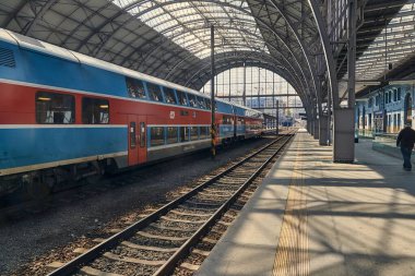 Prag merkez tren istasyonuna varış