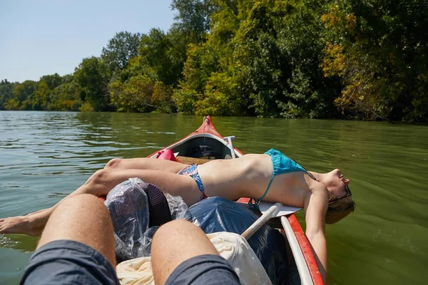 Canoa su un fiume, ragazza sulla barca — Foto Stock