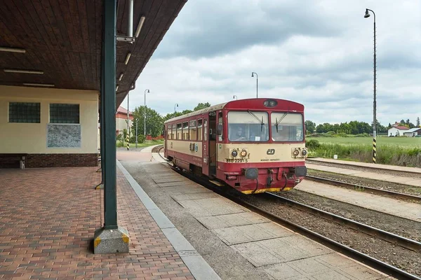 Vasútállomás és kisvonat Jicinben, Csehországban — Stock Fotó