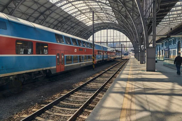 Prag merkez tren istasyonuna varış
