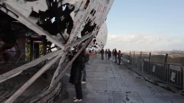 Teufelsberg, Berlin, Besucher an der verlassenen Radarstation — Stockvideo