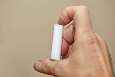 Elinde 1.5 Volt AA pil var.