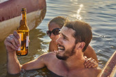 Letní pláž zábavné pití piva, vyčerpání