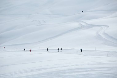 Kros pisti olan yamaçlarda kayak yapmak