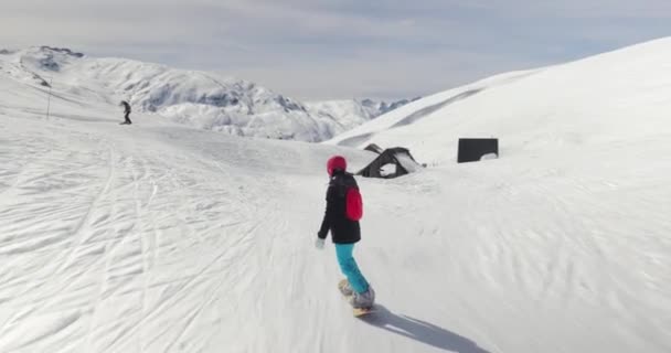 Snowboardåkare följer skott — Stockvideo