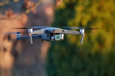 İnsansız hava aracı dışarıda uçuyor.