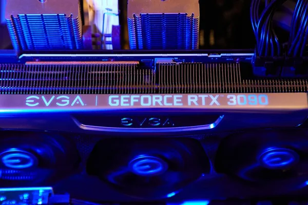 Geforce RTX 3090 Grafická karta Nvidia GPU uvnitř konfigurace herního počítače — Stock fotografie