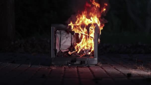 TV che brucia con schermo rotto — Video Stock