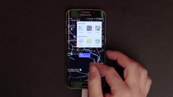 Planejamento de mapas no Google Maps em um smartphone — Vídeo de Stock