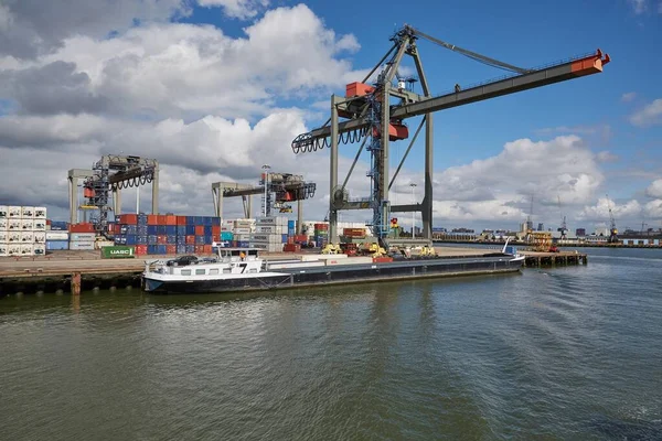 Carga de contenedores en un barco —  Fotos de Stock