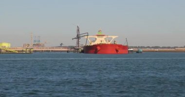 Rıhtımdaki Dev Petrol Tankeri