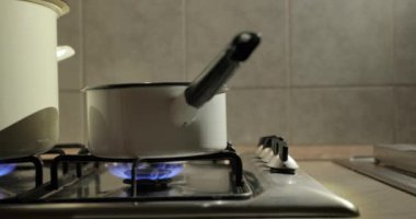 Esrardan buhar pişiriyorum.