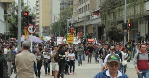 Демонстрация политического протеста на улицах Боготы — стоковое видео