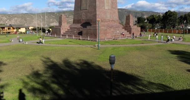 Monumento en la Línea Ecuatorial cerca de Quito, San Antonio — Vídeo de stock