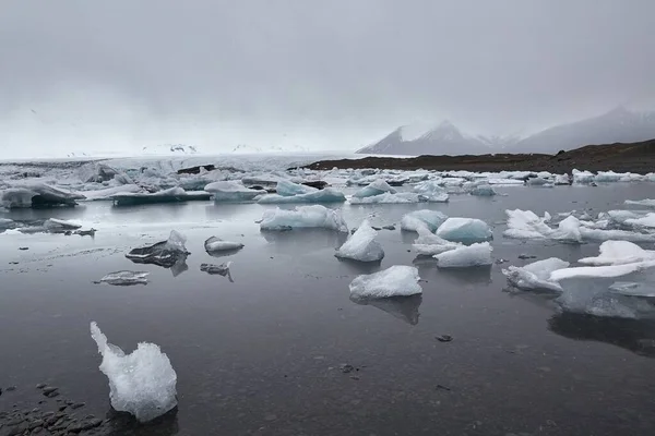 Lago glaciale con iceberg — Foto Stock