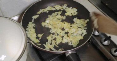 Soğanlı yemek yapmak.