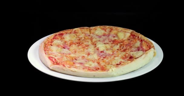 Pizza spinning on a plate — 图库视频影像