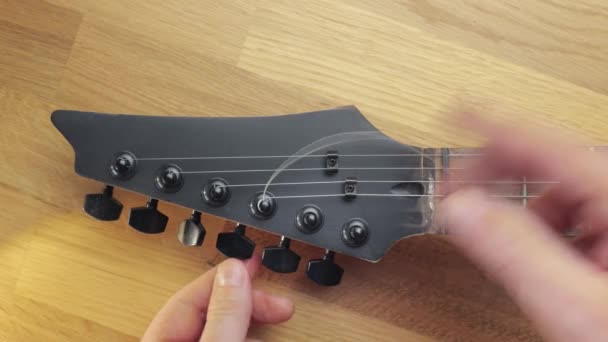 Nuevas cuerdas en la guitarra eléctrica — Vídeo de stock