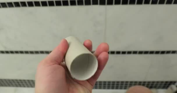 Encontrando solo rollos vacíos de papel higiénico sentados en el inodoro — Vídeos de Stock