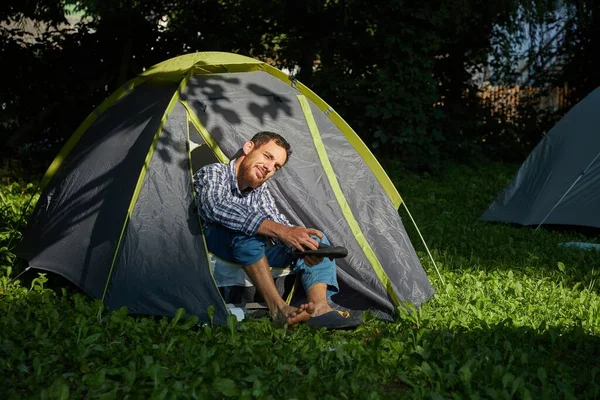 Schläfriger Morgen im Zelt — Stockfoto