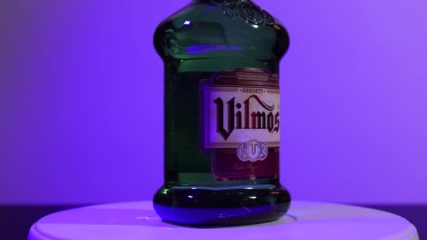 Körte Vilmos ízesített vodka üvegben — Stock videók