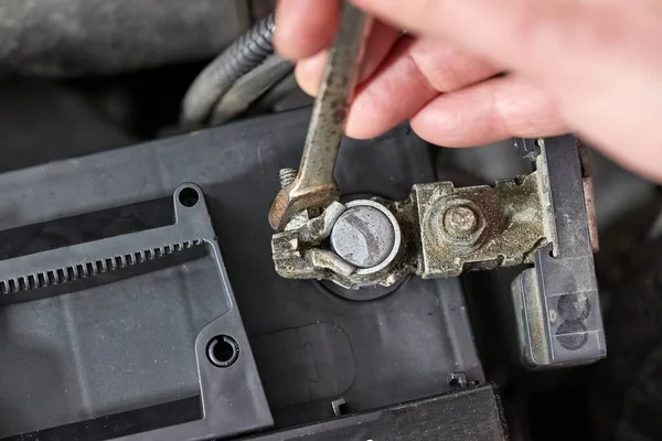 Car battery connecting cable terminal