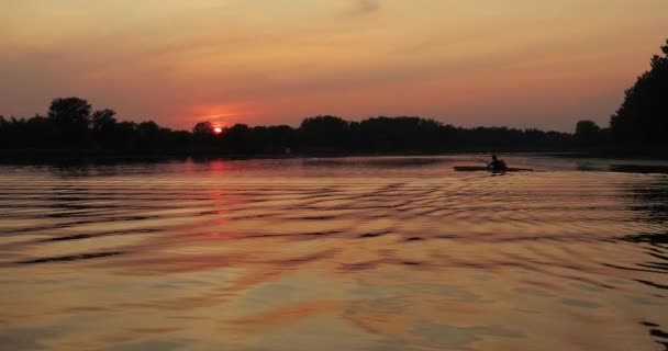 Pôr do sol sobre um lago calmo, reflexão onda de água — Vídeo de Stock