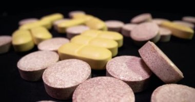 Parlayan tepside dönen uyuşturucu hapları.