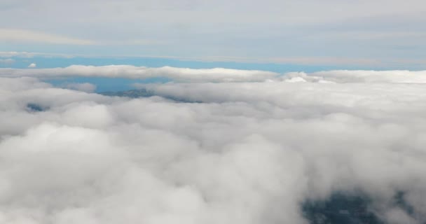 Volando entre nubes — Vídeos de Stock