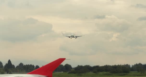 A repülőtérre érkező repülőgép — Stock videók