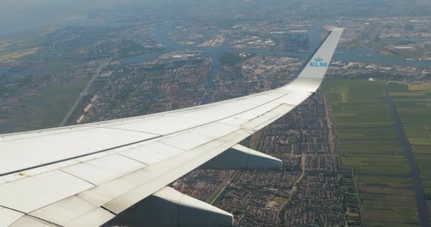 Flying on a plane, view over wing — Stockvideo