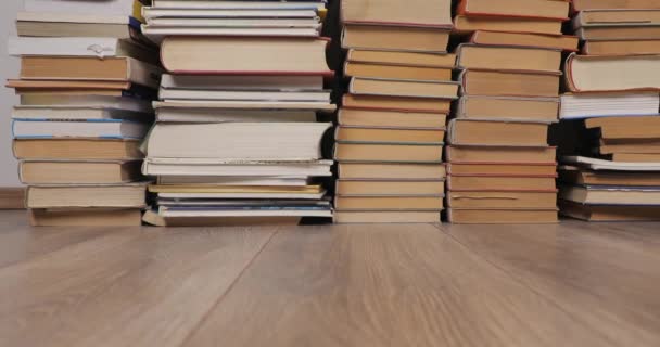 Кучи старых книг — стоковое видео