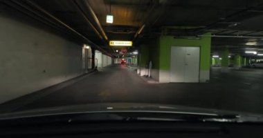 Otoparkın bodrumunda araba kullanırken.