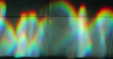 Yerde çalan renkli ışık parlıyor.