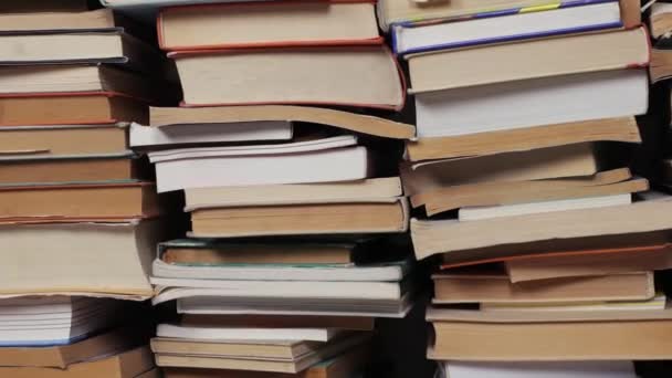 Högar av gamla böcker — Stockvideo