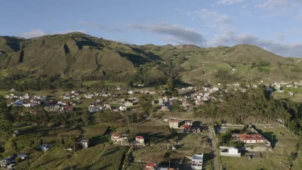 Город в Андах, Эль-Тамбо, Эквадор, вид с воздуха — стоковое видео